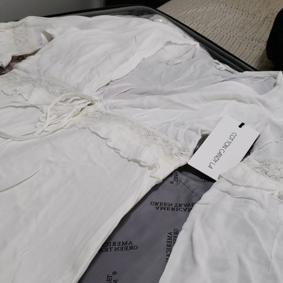 NWT ๐ White Romper with Lace ๐ - Picture 2 of 4